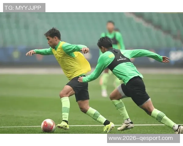 老友重聚亚泰主帅苏亚雷斯与国安队工作人员深情相拥展现友谊之情